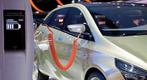 باتری ‌ها تقاضا برای نفت را کاهش می ‌دهند؟ سقوط قیمت جهانی نفت تا سال ۲۰۳۰ با رشد برقی ‌سازی خودروها