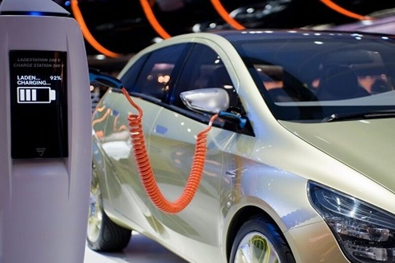 باتری ‌ها تقاضا برای نفت را کاهش می ‌دهند؟ سقوط قیمت جهانی نفت تا سال ۲۰۳۰ با رشد برقی ‌سازی خودروها